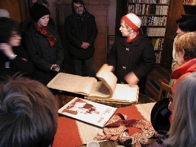 Heimtali koduloomuuseum, Anu Raud (keskel) tutvustab muuseumi. Viljandimaa, 2005. Foto Tiia Reisner.