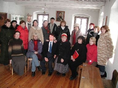 Heimtali koduloomuuseum, Anu Raud koos Tartu linnamuuseumi töötajatega. Viljandimaa, 2005. Foto Tiia Reisner.