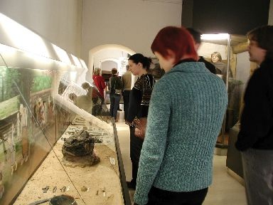 Digifoto. Tartu linnamuuseumi töötajad Viljandi muuseumi püsinäitust vaatamas, 21.02.2005.