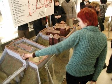 Digifoto. Tartu linnamuuseumi töötajad Viljandi muuseumi püsinäitust vaatamas, 21.02.2005.