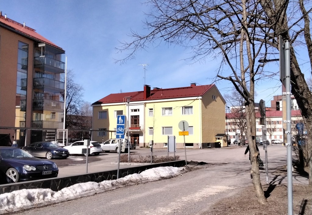 Rapattu kaksikerroksinen "Opettajien talo" (kauppalan opettajille rakennuttamia työsuhdeasuntoja) syyskuussa 1956. Eerontien puoleinen julkisivu. Tämän vieressä Ester Bäckmanin rakennuttama huvila, jossa toimi kuvaushetkellä Käsineteollisuus Oy. Pihalla kaksi pientä lasta keinumassa.
Kuva: Väinö Kermisen kokoelma/Keravan museopalvelut rephoto