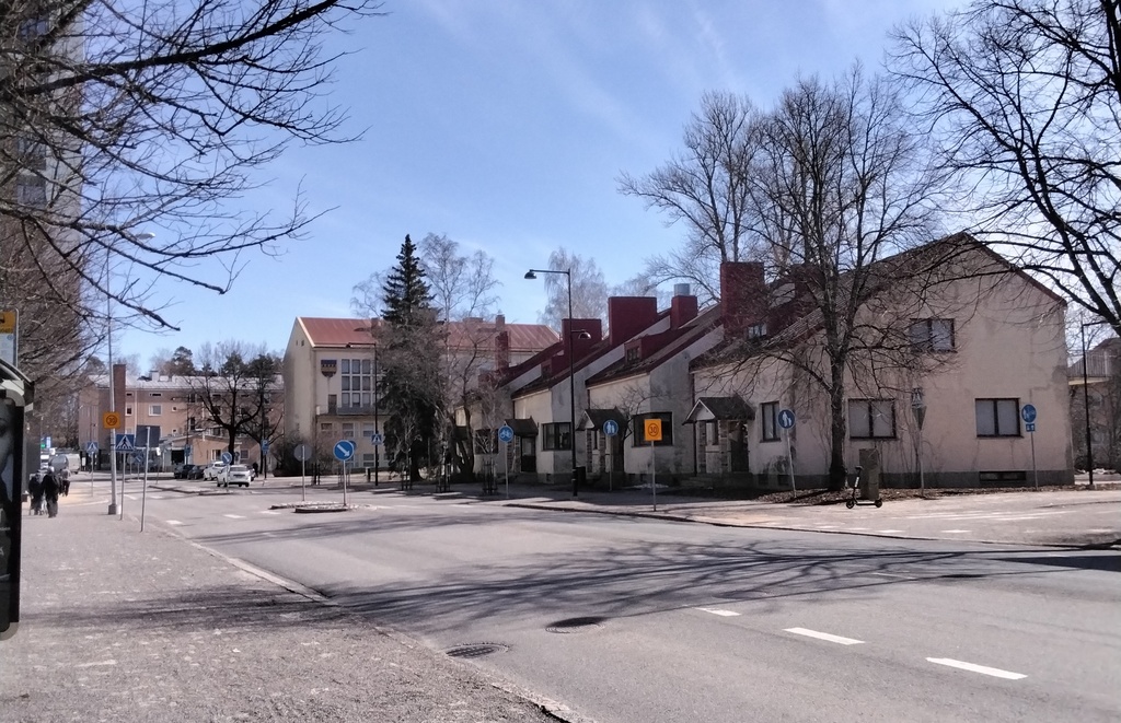 Alkujaan Keravan kauppalan virkailijoiden talo (ns. haitaritalo), jossa kuvaushetkellä toimi mm. Keravan terveyskeskuksen toimitilat ja kaupunginlääkärin vastaanottotilat (vuosina 1972-1978). Taustalla näkyy Keravan vanha kaupungintalo (kauppalantalo).
https://muistaja.finna.fi/keravan_museopalvelut/Record/kerava_mui.mui-21157 rephoto