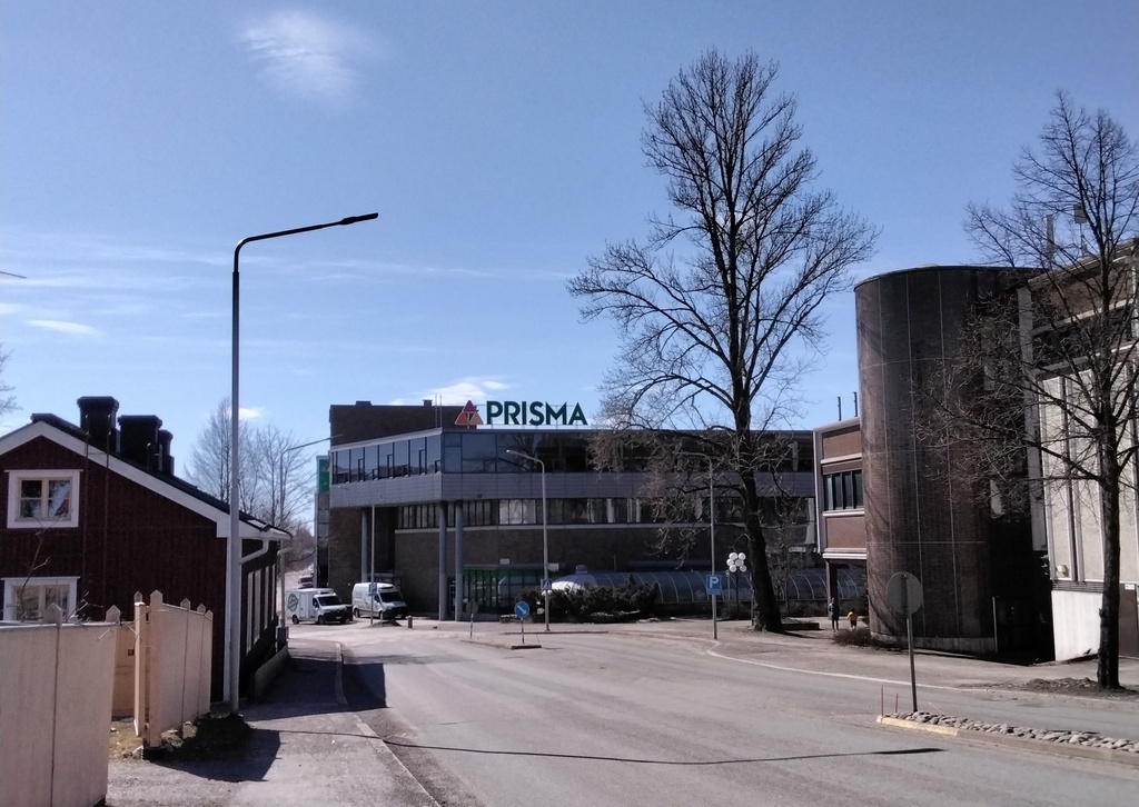 EKA -konsernin Maxi -tavarataloa rakennetaan Kauppakaaren itäpäätyyn joulukuussa 1989. Etualalla Asemantie, vasemmalla vuonna 1922 valmistunut ratamestarin asuintalo.
https://muistaja.finna.fi/keravan_museopalvelut/Record/kerava_mui.mui-10776 rephoto