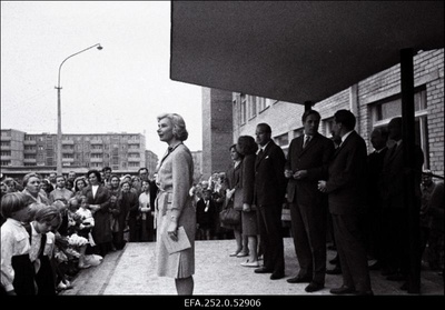 Tallinna 44. Keskkooli direktor Ellen Kutšinskas õnnitleb õpilasi ja kolleege algava õppeaasta puhul Mustamäe uues koolimajas.  similar photo