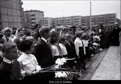 Tallinna 44. Keskkooli direktor Ellen Kutšinskas õnnitleb õpilasi ja kolleege algava õppeaasta puhul Mustamäe uues koolimajas.  similar photo