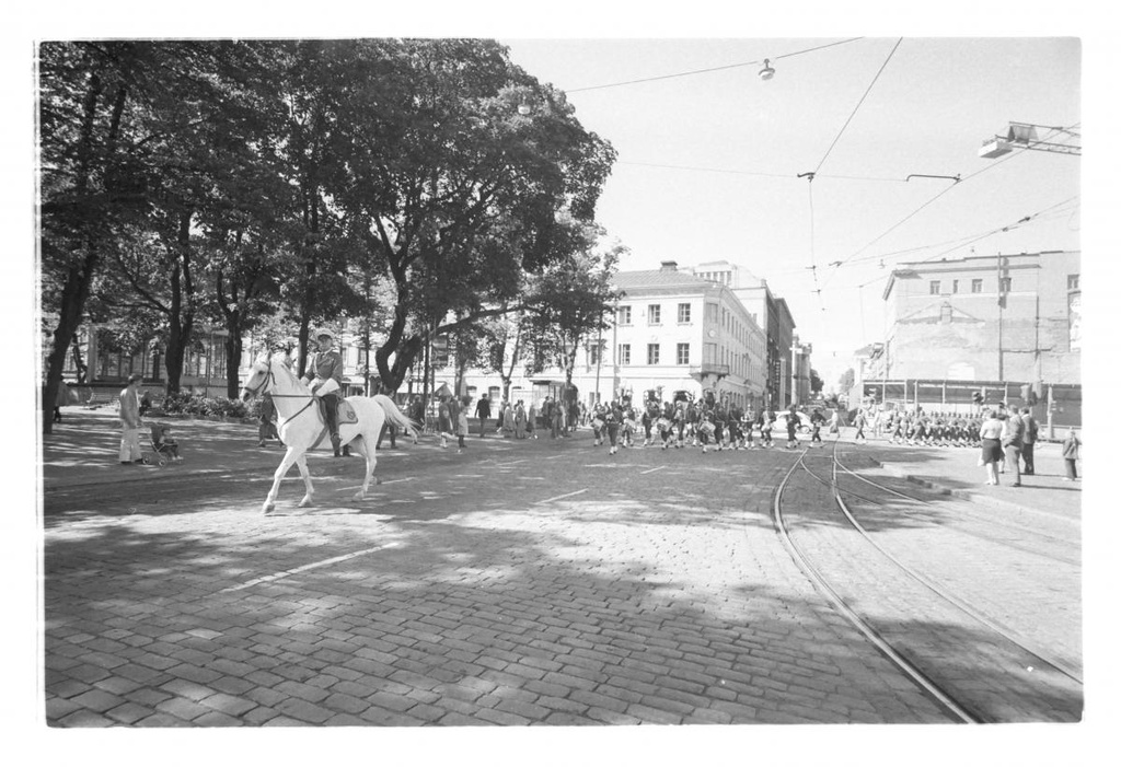 Soittokunta marssii Helsingissä