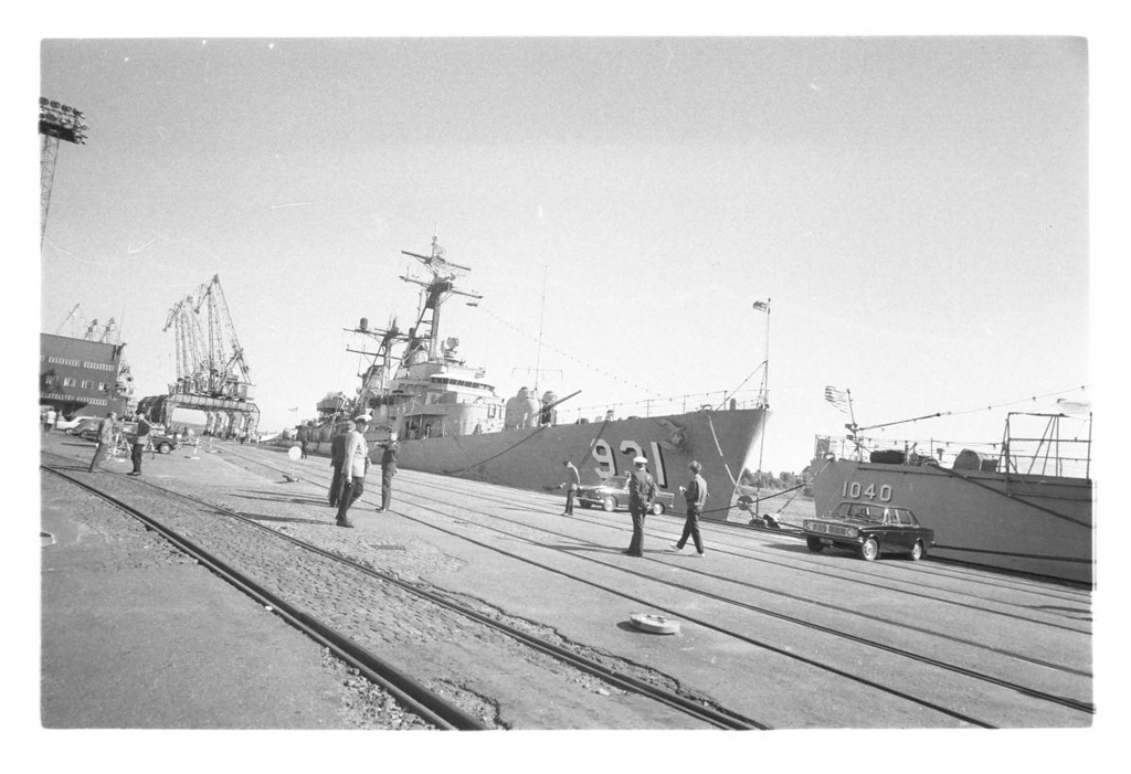 Yhdysvaltojen sotalaivat "USS Garcia DE1040" ja luultavasti "USS Forrest Sherman (DD-931)" satamassa