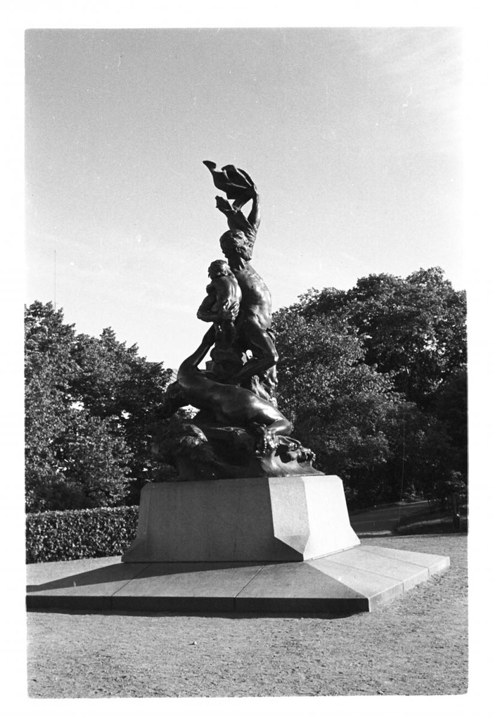 Haaksirikkoiset pronssiveistos (1898) Helsingin Tähtitorninmäellä