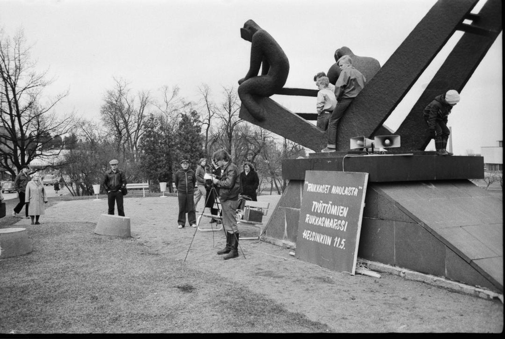 ”Rukkaset naulasta” Työttömien rukkasmarssi Helsinkiin 11.5. –tapahtuman puhuja Hitsaajapatsaan edessä