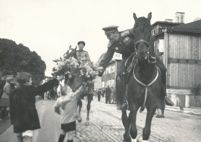 Foto. Eesti Laskurkorpuse saabumine Tallinna 1945.a.,  kindralleitnant Lembit Pärnale antakse lilli.  duplicate photo