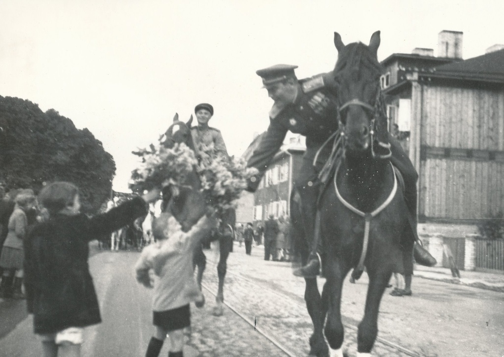 Foto. Eesti Laskurkorpuse saabumine Tallinna 1945.a.,  kindralleitnant Lembit Pärnale antakse lilli.