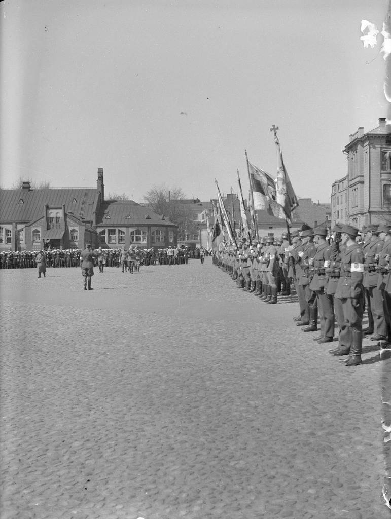 rintamamiesten paraati Hietalahden torilla