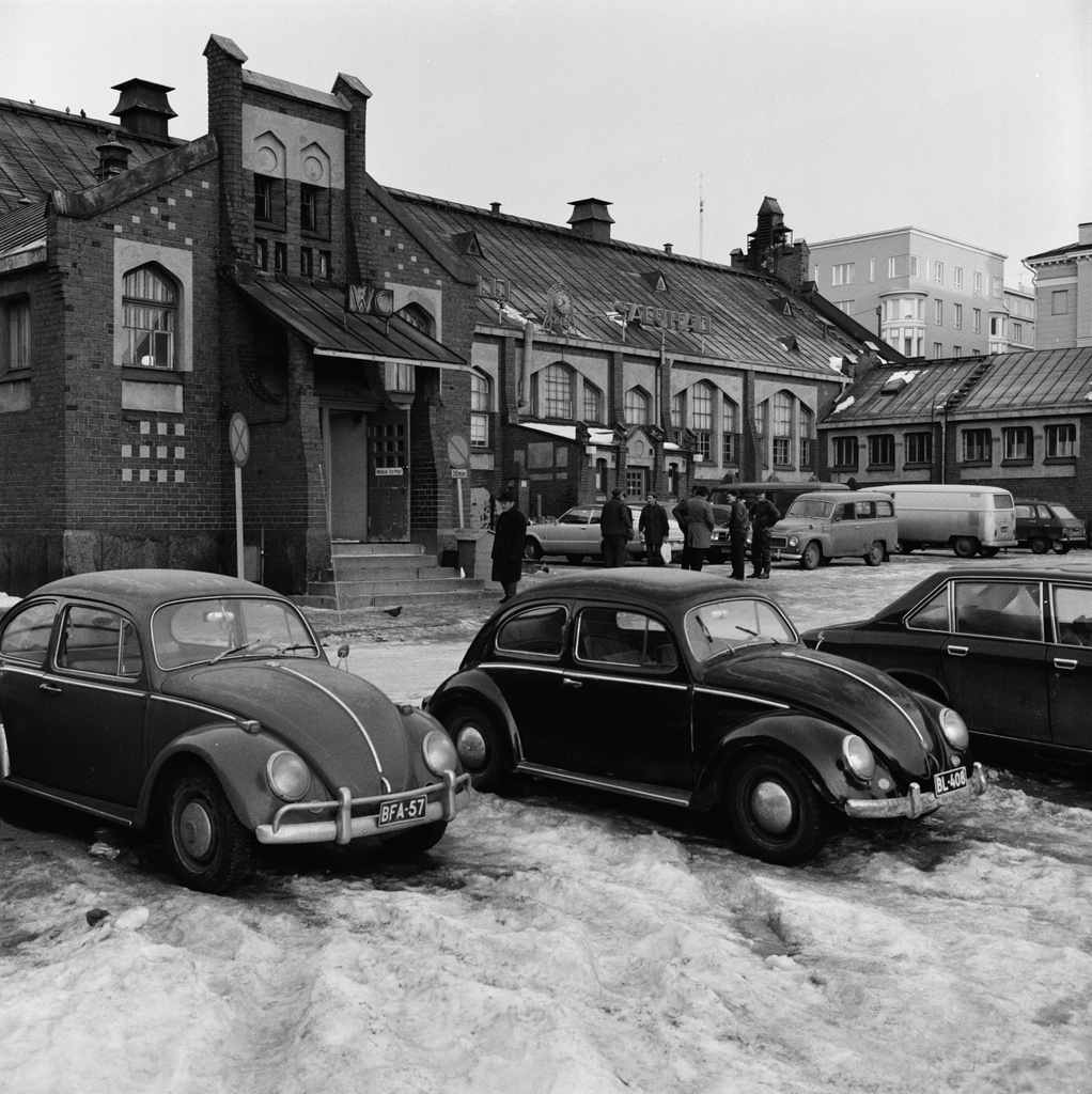 Hietalahden kauppahalli Hietalahdentorin puolelta nähtynä