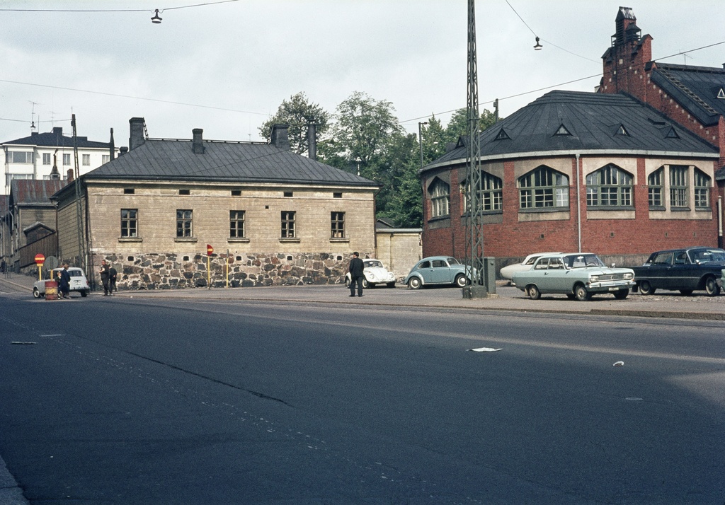 Vasemmalla Lönnrotinkatu 37, oikealla Hietalahden halli