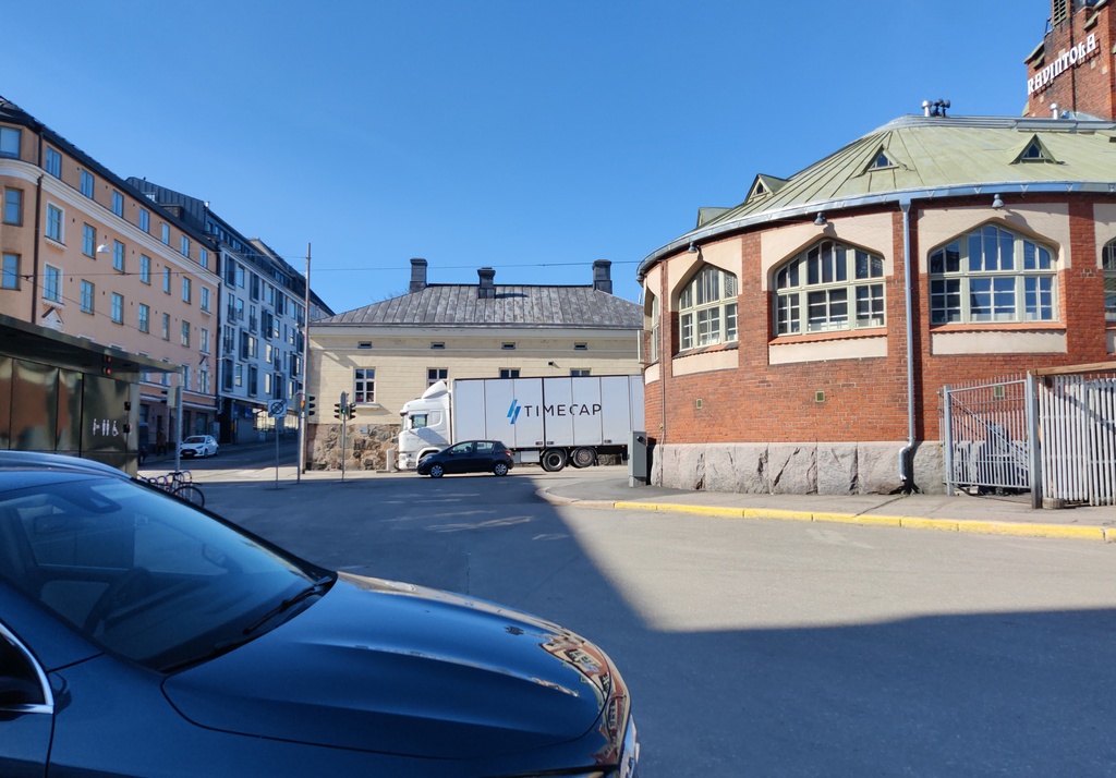 Vasemmalla Lönnrotinkatu 37, oikealla Hietalahden halli rephoto