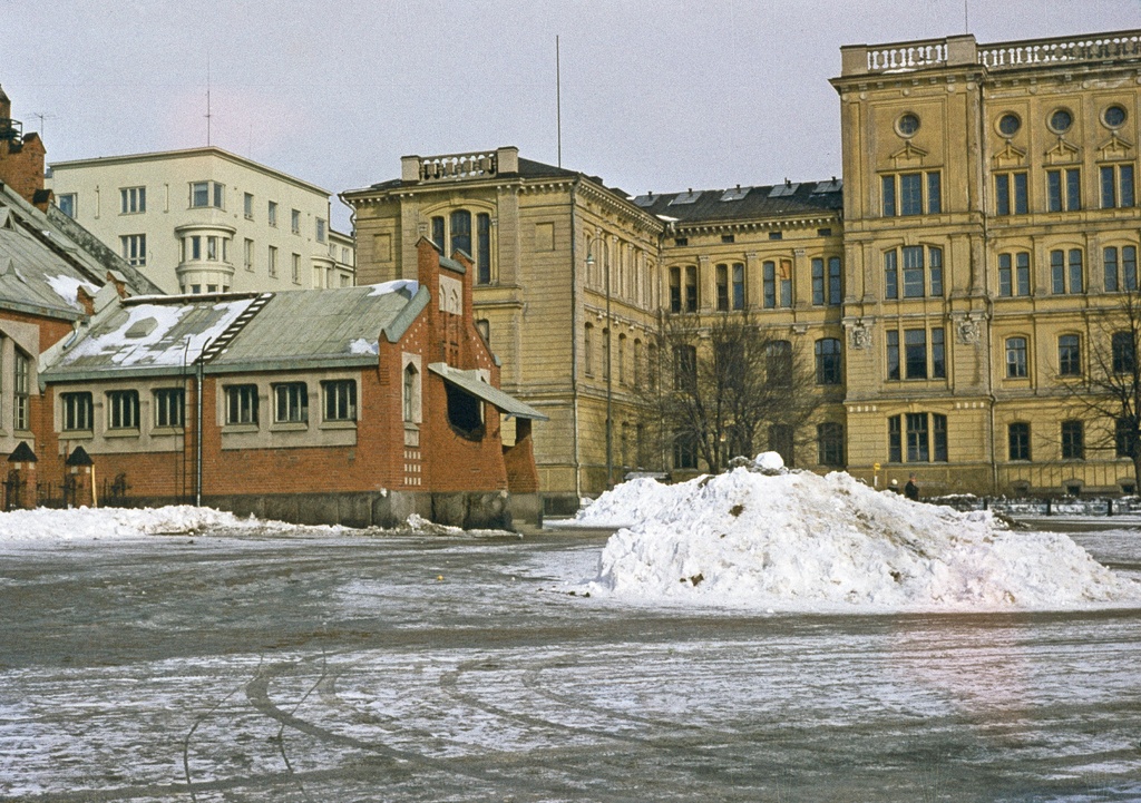 Hietalahden halli ja Hietalahdentoria talvella