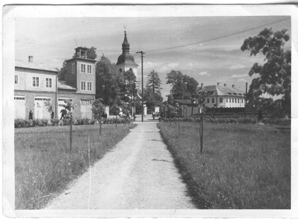 Fotopostkaart. Võru vaade. Komsomoli väljak 1950-tel aastatel.
