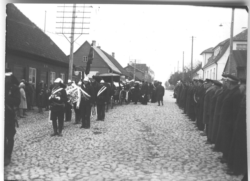 Foto. Võru vaade koos matuserongkäiguga.