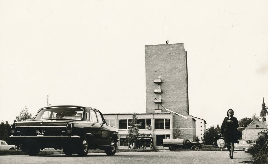Foto. Võru. Vaade kauplusrestoranile "Võru". 1970.-dad