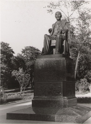 Foto. Fr. R. Kreutzwaldi mälestussammas Tallinnas, (E. Taniloo).  similar photo