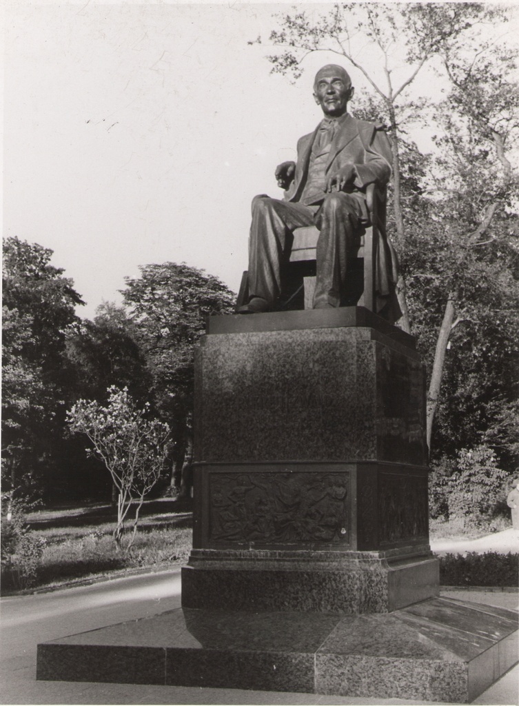 Foto. Fr. R. Kreutzwaldi mälestussammas Tallinnas, (E. Taniloo).