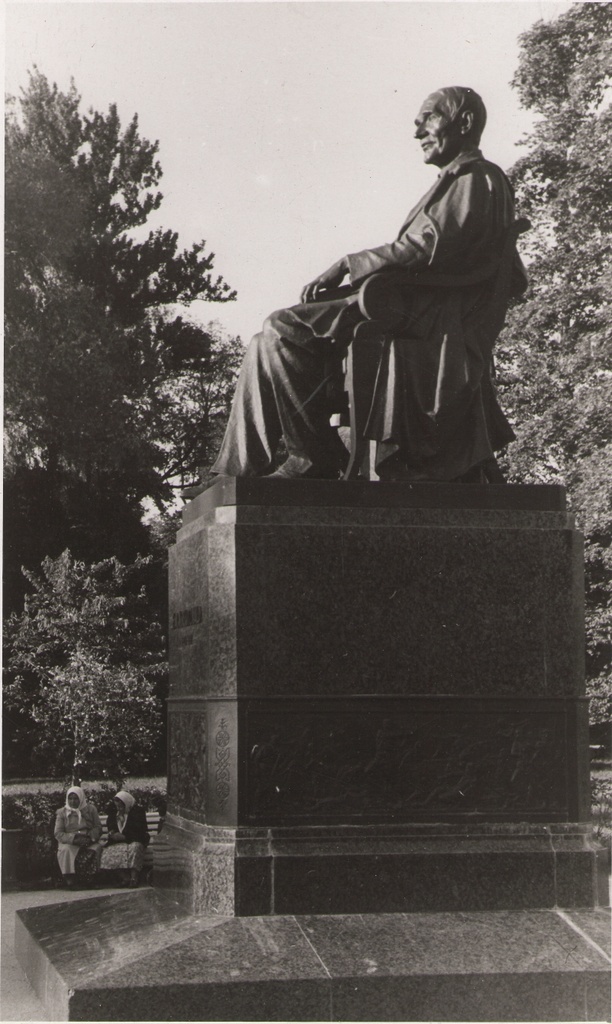 Foto. Fr. R. Kreutzwaldi mälestussammas Tallinnas, (E. Taniloo).