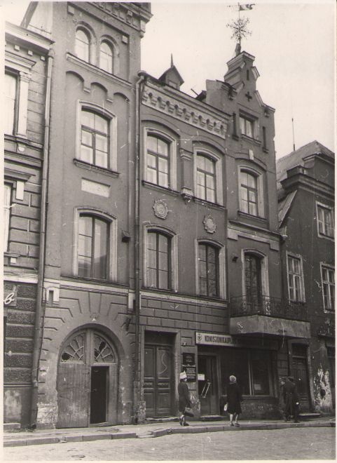 Foto. Nn Karu kontori hoone Tallinnas, Pikk tn 37, kus Fr. R. Kreutzwald oli 1818. a õpipoisiks. 1965.