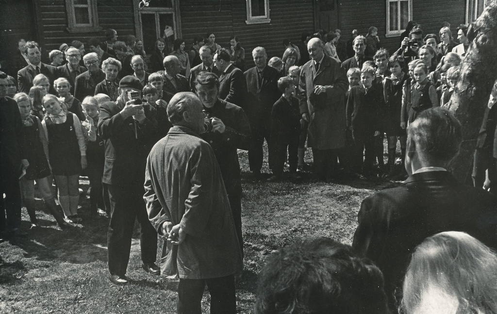 Foto. Jaan Vahtra memoriaaltahvli avamisel Võrus kõneleb Ernst Hallop.