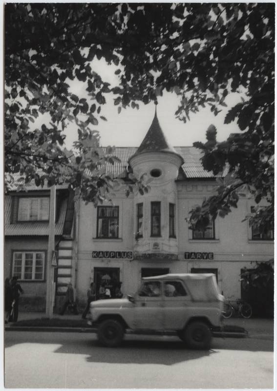foto, Viljandi, Tallinna tn 6, kauplus Tarve, auto villis UAZ-469, 1978, foto E. Veliste