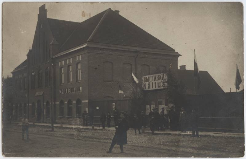 fotopostkaart, Viljandi, Tallinna tn 3, Rotermanni kaubamaja (ehitus 1907, müüdi põllumeeste seltsile 1913), näitus hoovis, u 1912-1913