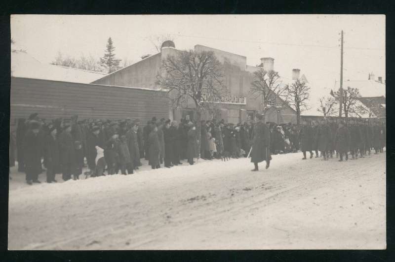 fotopostkaart, Viljandi, Tallinna tn algus, ETK Viljandi Harukontor (nr 4), sõjaväelaste kolonn, inimesed, 03.01.1934