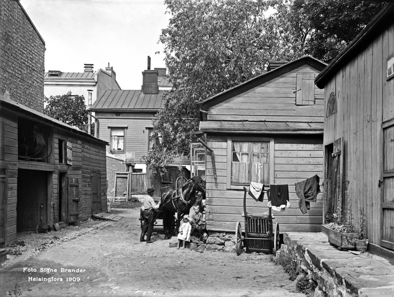 Iso Roobertinkatu 19.  Piha.