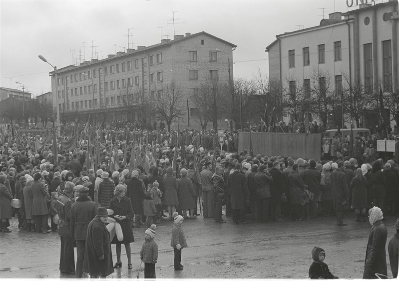 Rakvere. Oktoobrirevolutsiooni aastapäeva paraad Turu platsil