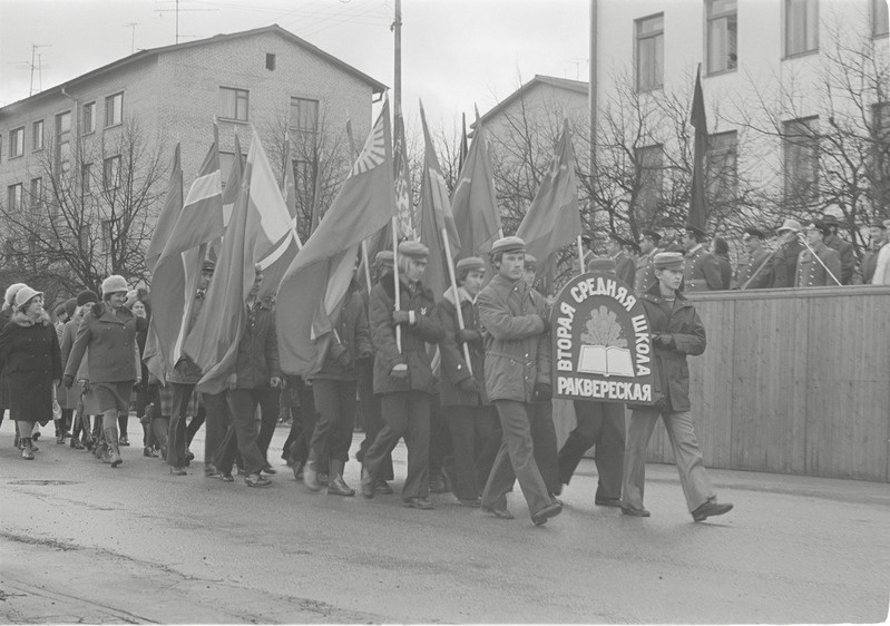 Rakvere. Oktoobrirevolutsiooni aastapäeva paraad Turu platsil
