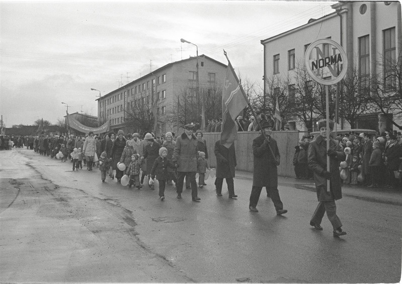 Rakvere. Oktoobrirevolutsiooni aastapäeva paraad Turu platsil