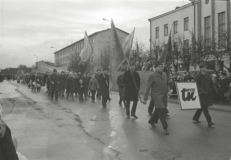 Rakvere. Oktoobrirevolutsiooni aastapäeva paraad Turu platsil