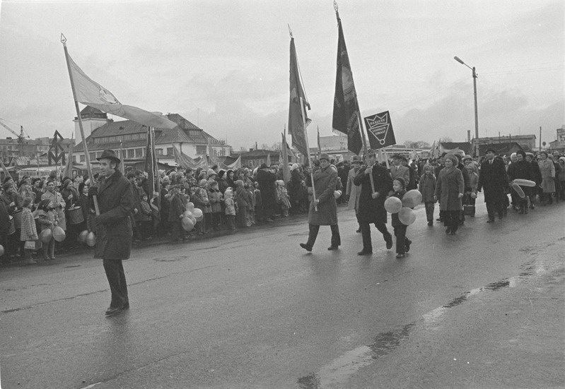 Rakvere. Oktoobrirevolutsiooni aastapäeva paraad Turu platsil