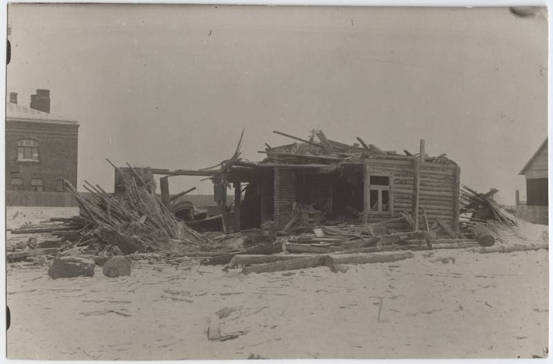 fotopostkaart, Viljandi, Tallinna tn- Endla tn nurk, purunenud hoone vangla vastas (lõhkeaine plahvatus), u 1925
