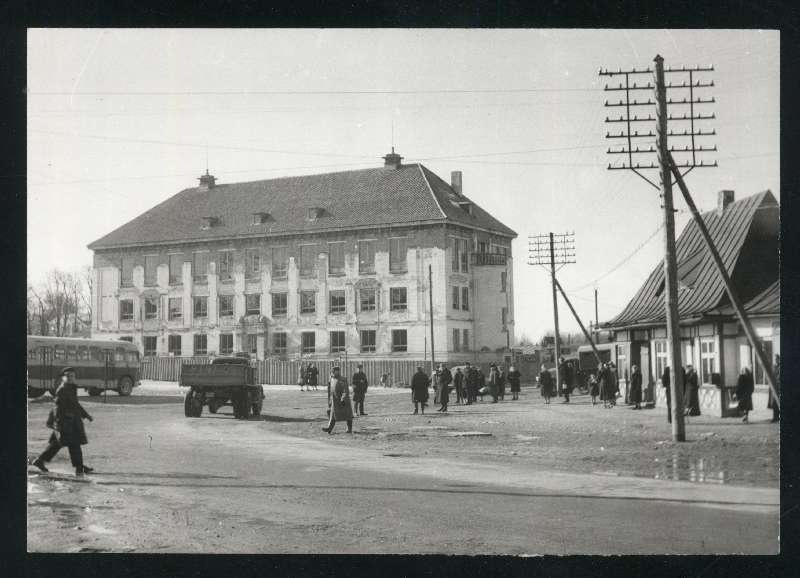 foto, Viljandi, Vaksali tn- Tallinna tn ristmik , administratiivhoone, buss, inimesed, 1959, foto E. Veliste