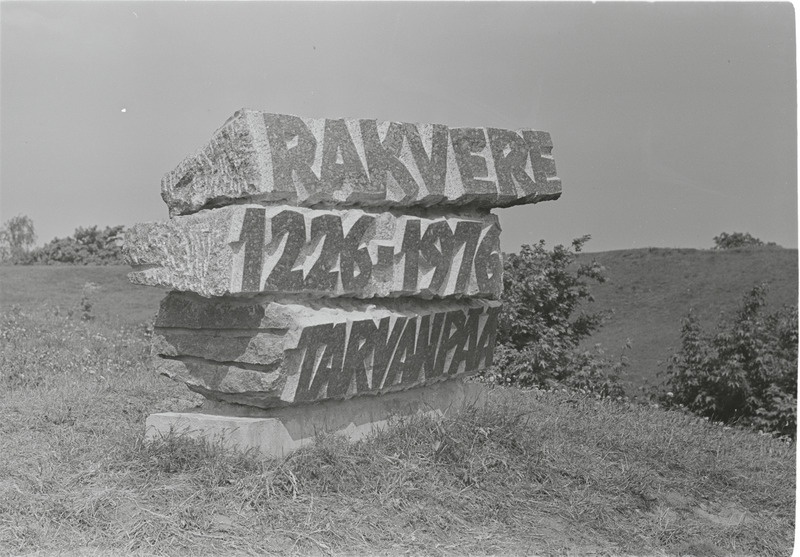 Rakvere, mälestuskivi Vallimäel