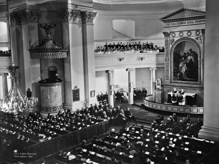 Ensimmäisten yksikamaristen valtiopäivien avajaisjumalanpalvelus Nikolainkirkossa (Helsingin Tuomiokirkossa)