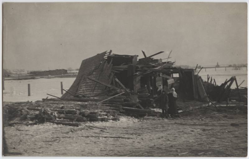 fotopostkaart, Viljandi, Tallinna tn- Endla tn nurk, purunenud hoone vangla vastas (lõhkeaine plahvatus), u 1925