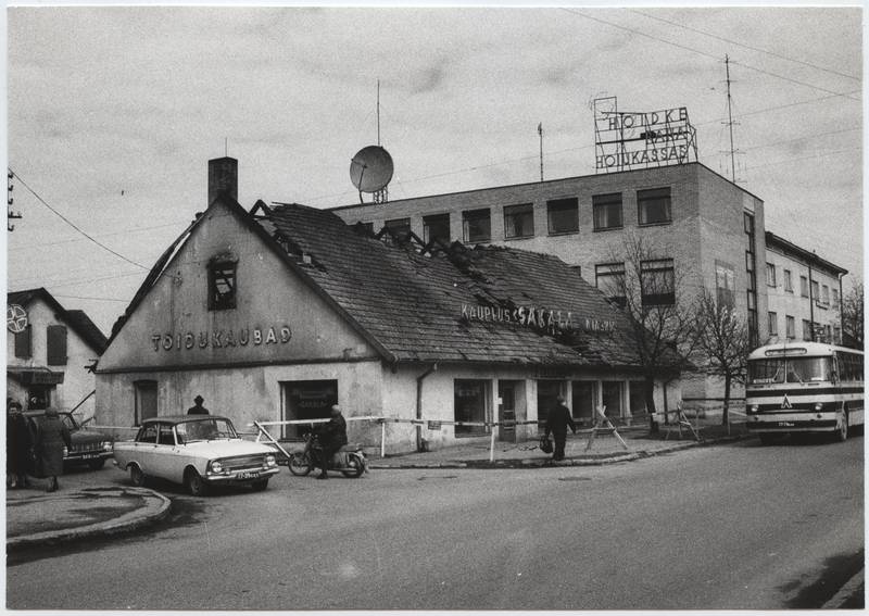 foto, Viljandi, Tallinna tn 7, poolpõlenud katusega kauplus Sakala, 06.05.1980, foto E. Veliste