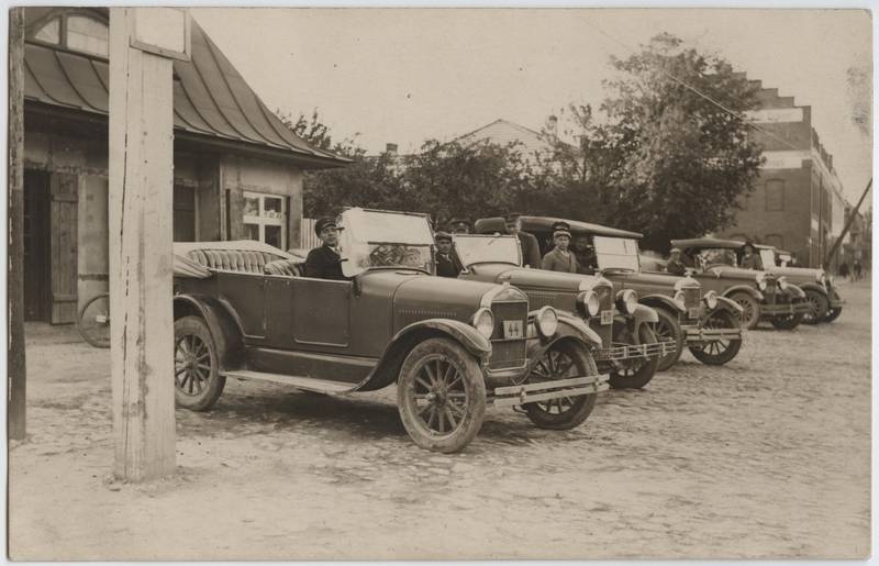 fotopostkaart, Viljandi, Tallinna tn algus, taksoautod . u 1925, foto H.A. Metsamärt
