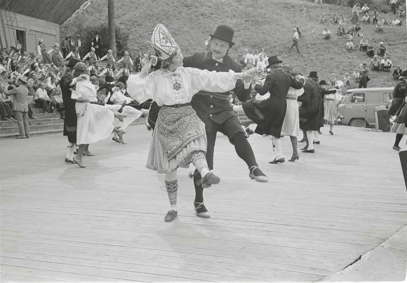 Vabariiklik tantsuansamblite kontsert Rakvere Vallimäel