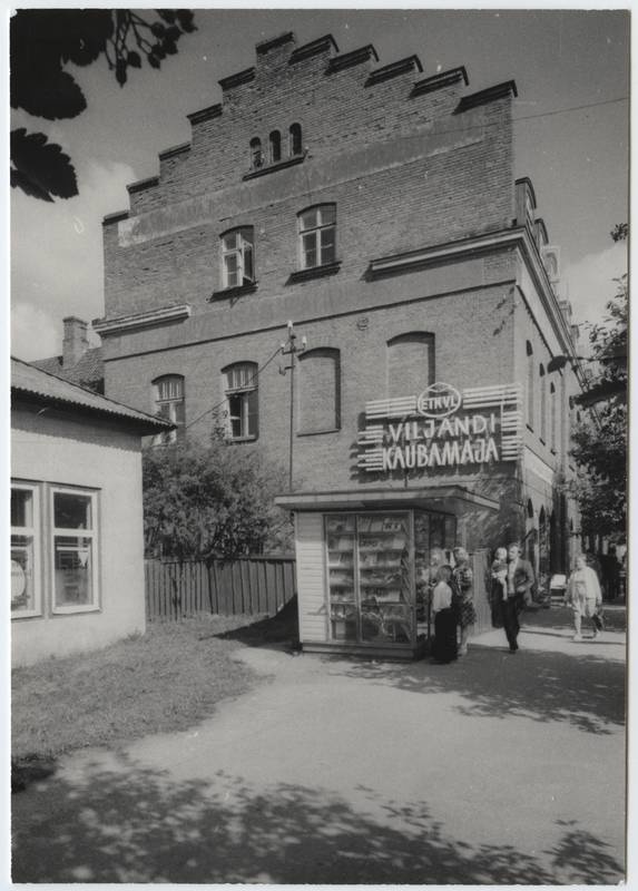 foto, Viljandi, Tallinna tn 3 ja 1, kaubamaja, ajalehekiosk, tk Leola töökoda, 1978, foto E. Veliste