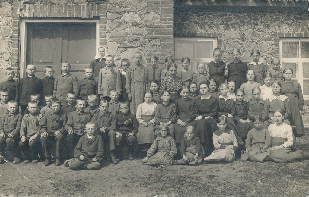 Foto. Rõuge kihelkonnakooli õpilased 1921.a. koolimaja ees.