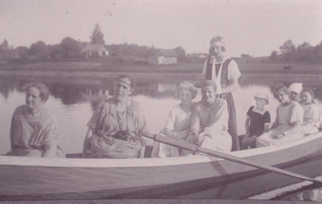 Fotokoopia ja kontranegatiiv. Seltskond naiste ja lastega paadisõidul Rõuges 1924.a.