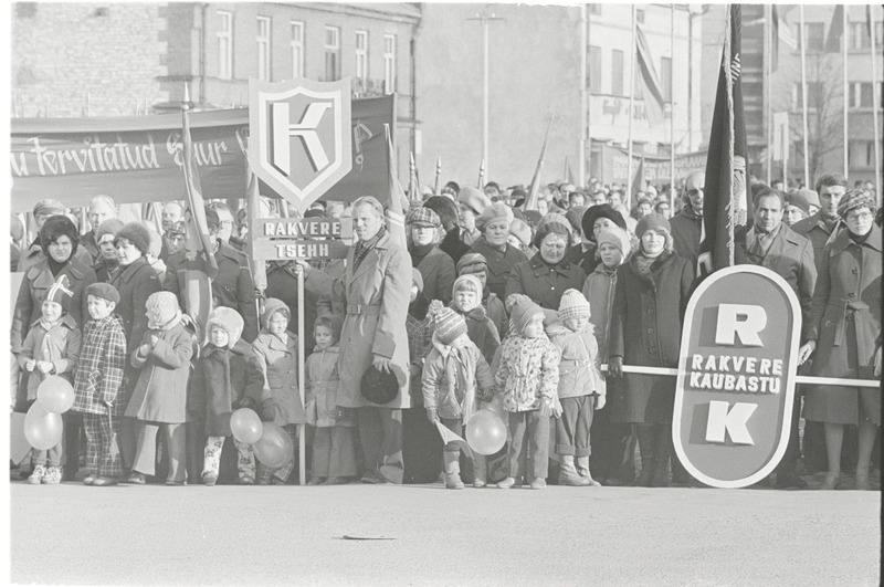 Rakvere. SSOR aastapäeva paraad Turu platsil