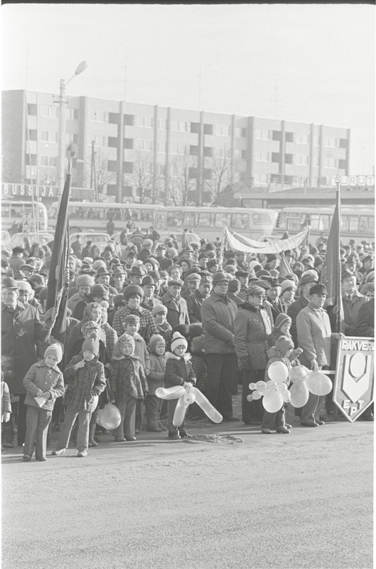 Rakvere. SSOR aastapäeva paraad Turu platsil